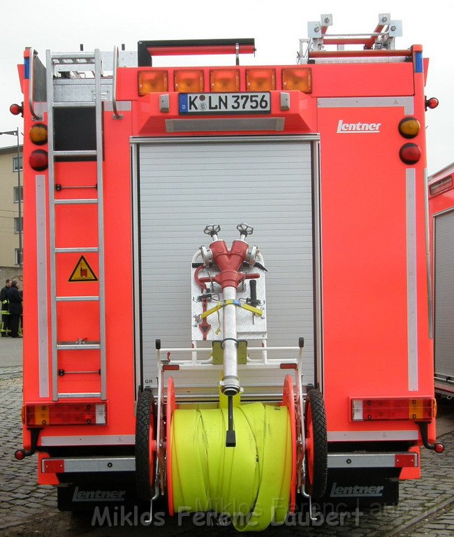 Neue LF`s fuer Koeln Uebergabe in Koeln Deutz an den Wachen  P018.JPG